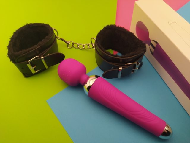 Magic wand та наручники